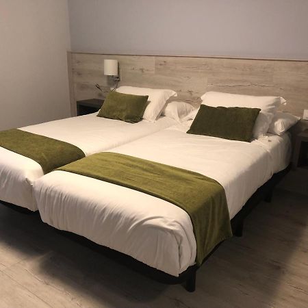 Hotel Restaurante El Montico 托尔德西拉斯 外观 照片