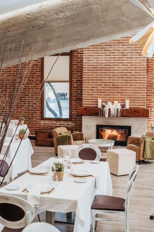 Hotel Restaurante El Montico 托尔德西拉斯 外观 照片