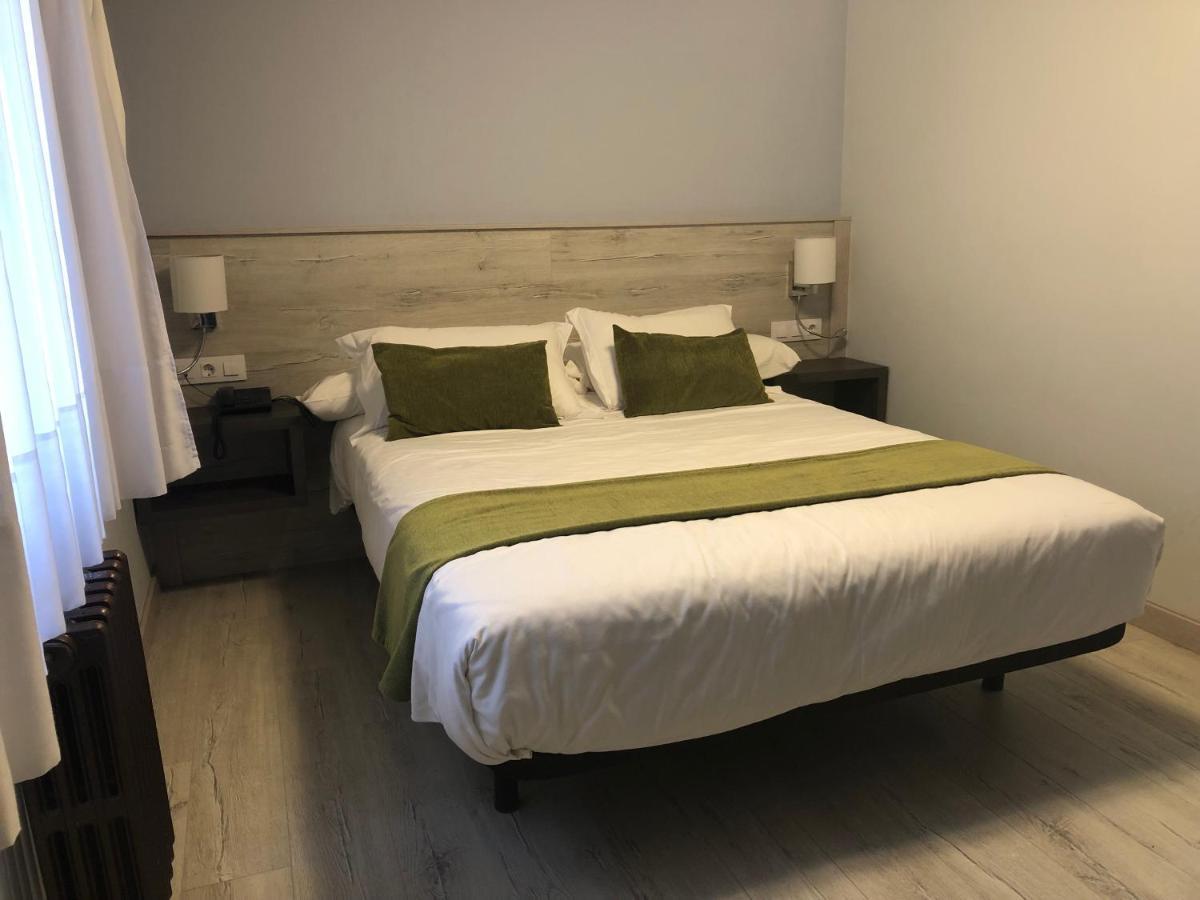 Hotel Restaurante El Montico 托尔德西拉斯 外观 照片